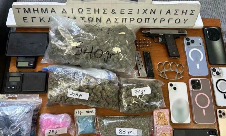 Δραπετσώνα:-Τρεις-συλλήψεις-για-διακίνηση-ναρκωτικών-–-Κατασχέθηκαν-κάνναβη,-κοκαΐνη-και-σιδερογροθιά