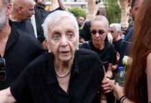 Γιώργος-Μαζωνάκης:-«Έχασα-τον-λεβέντη-μου,-είναι-αργά-πια»-–-Ραγίζει-καρδιές-η-μητέρα-του-αείμνηστου-καλλιτέχνη,-Κλειώ-Μαζωνάκη