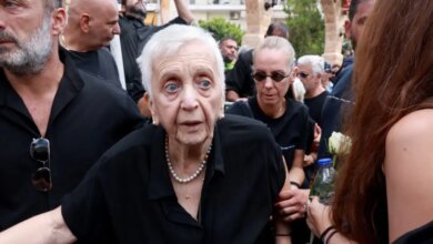Γιώργος-Μαζωνάκης:-«Έχασα-τον-λεβέντη-μου,-είναι-αργά-πια»-–-Ραγίζει-καρδιές-η-μητέρα-του-αείμνηστου-καλλιτέχνη,-Κλειώ-Μαζωνάκη