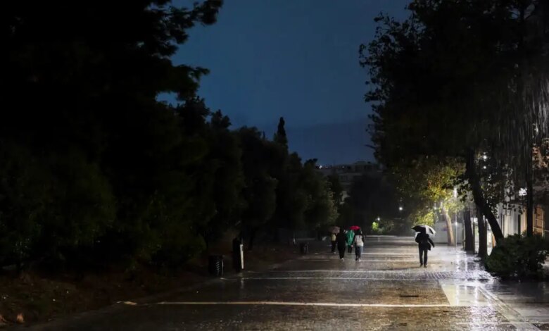 Καιρός:-Ισχυρές-καταιγίδες-και-δυνατός-αέρας-για-τις-επόμενες-48-ώρες-σε-όλη-την-Ελλάδα-–-«Έχουν-πέσει-περίπου-10.000-κεραυνοί»