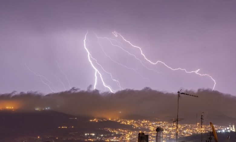 Καιρός:-Καταιγίδα-με-δυνατούς-κεραυνούς-στην-Αττική