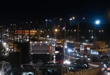 Τροχαίο-στις-Τρεις-Γέφυρες:-Βανάκι-ξέφυγε-από-την-πορεία-του-και-έριξε-κολόνα-–-Σημειωτόν-στον-Κηφισό