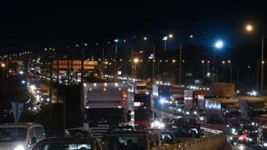 Τροχαίο-στις-Τρεις-Γέφυρες:-Βανάκι-ξέφυγε-από-την-πορεία-του-και-έριξε-κολόνα-–-Σημειωτόν-στον-Κηφισό