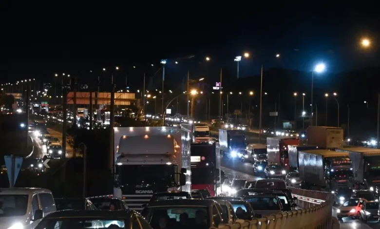 Τροχαίο-στις-Τρεις-Γέφυρες:-Βανάκι-ξέφυγε-από-την-πορεία-του-και-έριξε-κολόνα-–-Σημειωτόν-στον-Κηφισό