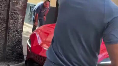 Σεβίλλη:-ferrari-«σφήνωσε»-στα-πλακόστρωτα-σοκάκια-της-παλιάς-πόλης-–-Βίντεο