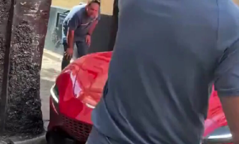 Σεβίλλη:-ferrari-«σφήνωσε»-στα-πλακόστρωτα-σοκάκια-της-παλιάς-πόλης-–-Βίντεο