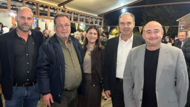 Στο-Διαλεκτό-ο-Νίκος-Σακκάς-–-Επαφές-με-κατοίκους