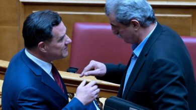 «Μετωπική»-Άδωνι-Γεωργιάδη-και-Παύλου-Πολάκη-στη-Βουλή-με-φόντο-το-«Χωριάτικο»-–-Έδωσαν-ραντεβού-στα-Χανιά