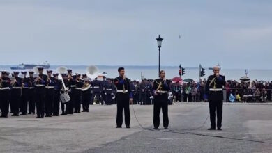 Θεσσαλονίκη:-Με-τα-«Ανήκω-σε-μένα»-και-«Ώρες-μικρές»-η-μπάντα-του-Πολεμικού-Ναυτικού-τίμησε-τον-Γιώργο-Μαζωνάκη