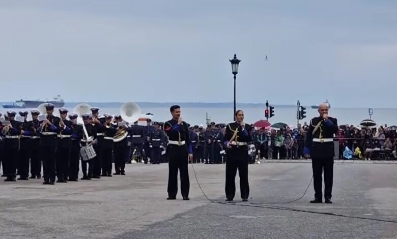 Θεσσαλονίκη:-Με-τα-«Ανήκω-σε-μένα»-και-«Ώρες-μικρές»-η-μπάντα-του-Πολεμικού-Ναυτικού-τίμησε-τον-Γιώργο-Μαζωνάκη