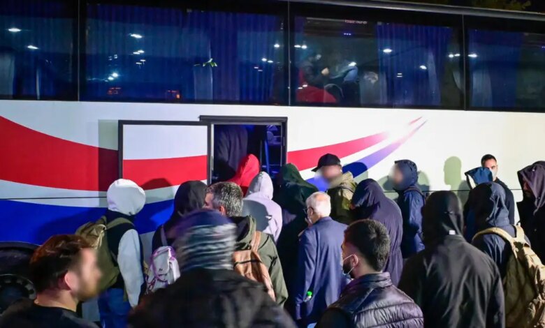 «Το-Χωριάτικο»:-Βαρύ-κατηγορητήριο-με-9-κακουργήματα-για-τους-59-συλληφθέντες-–-Με-σειρήνες-και-πομπή-η-μεταγωγή-στα-δικαστήρια