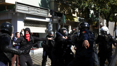 Αλβανία:-Χάος-στα-Τίρανα-με-152-συλλήψεις-και-120-τραυματίες-αστυνομικούς-–-Διαδηλωτές-επιχείρησαν-να-εισβάλουν-στο-γραφείο-Ράμα