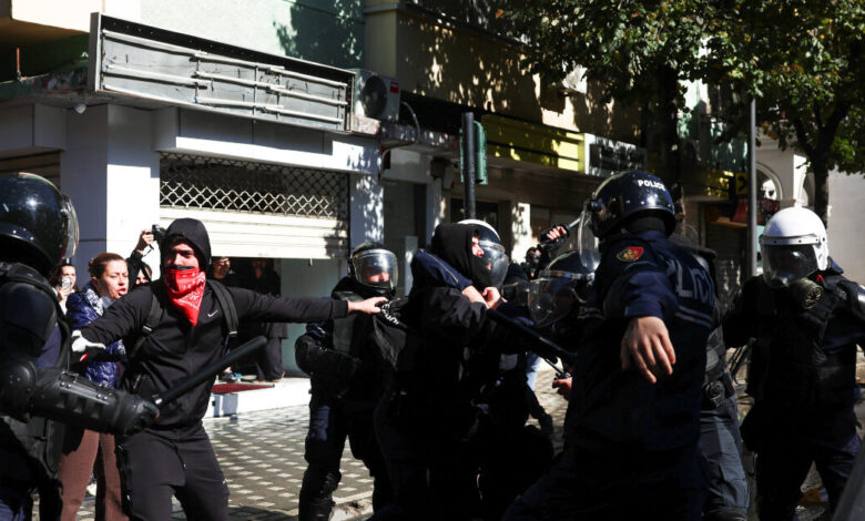 Αλβανία:-Χάος-στα-Τίρανα-με-152-συλλήψεις-και-120-τραυματίες-αστυνομικούς-–-Διαδηλωτές-επιχείρησαν-να-εισβάλουν-στο-γραφείο-Ράμα