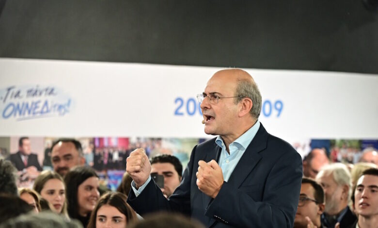 Κωστής-Χατζηδάκης:-«Οι-εκλογές-του-2027-είναι-μάχη-για-την-Ελλάδα»-–-Μεγάλη-εκδήλωση-για-τα-52-χρόνια-της-ΟΝΝΕΔ