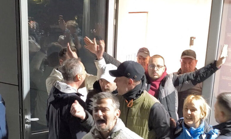 Σερβία:-Διαδηλωτές-έκαναν-«ντου»-σε-κανάλι-–-προπαγανδιστικό-μηχανισμό-του-Βούτσιτς-–-Σε-πολιτική-ομηρία-η-«Φοιτητική-Λίστα»