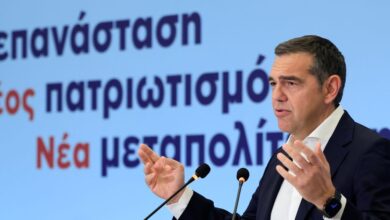 Αλέξης-Τσίπρας-στην-Πολιτική-Επιτροπή-της-ΕΛΑΣ:-«Ρεύμα-νίκης»-απέναντι-στη-ΝΔ-–-Πυρά-για-ακρίβεια,-σκάνδαλα-και-«λευκή-επιταγή»-στις-ΗΠΑ