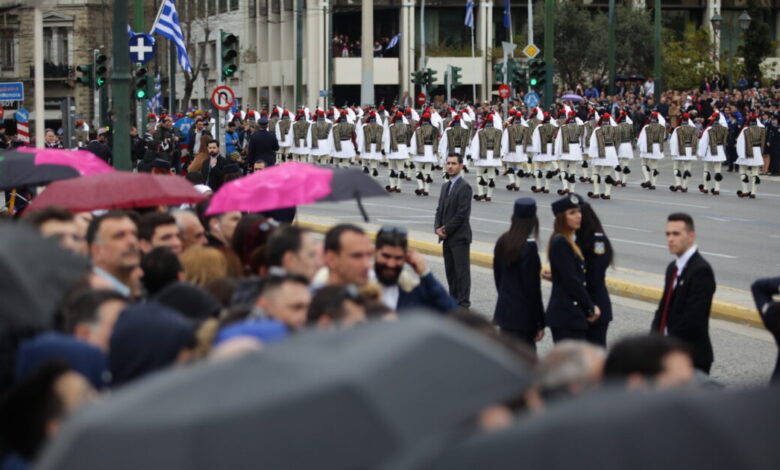 Καιρός:-Επιδείνωση-με-έντονες-βροχές-και-ισχυρές-καταιγίδες-–-Οι-περιοχές-που-βρίσκονται-σε-red-code,-πού-ακυρώνονται-οι-παρελάσεις