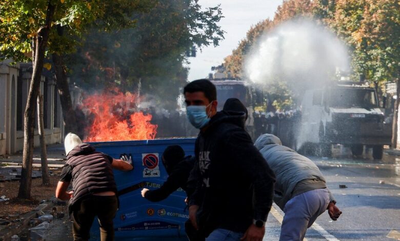 Στα-άκρα-οι-συγκρούσεις-στην-Αλβανία:-Χιλιάδες-στις-διαδηλώσεις,-δεκάδες-συλλήψεις