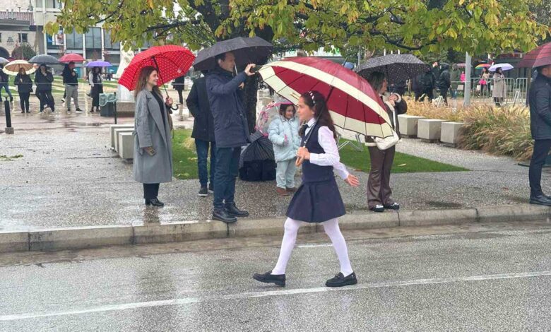 Τρίκαλα:-Οι-μικροί-ήρωες-της-παρέλασης-μέσα-στη-βροχή