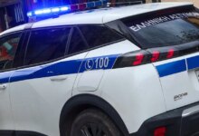 Κυψέλη:-Δίδυμα-2-ετών-βρέθηκαν-μόνα-τους-σε-διαμέρισμα-–-Χειροπέδες-στη-μητέρα-τους