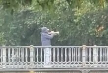 28η-Οκτωβρίου:-Τρομπετίστας-παιανίζει-τον-Εθνικό-Ύμνο-υπό-βροχή-στα-Τρίκαλα