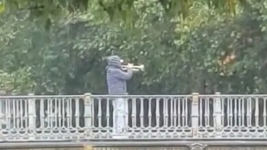 28η-Οκτωβρίου:-Τρομπετίστας-παιανίζει-τον-Εθνικό-Ύμνο-υπό-βροχή-στα-Τρίκαλα