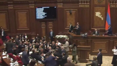 Χαμός-στη-Βουλή-της-Αρμενίας:-Βουλευτές-πιάστηκαν-στα-χέρια,-διεκόπη-η-συνεδρίαση-και-συνεχίστηκε-το-ξύλο-στους-διαδρόμους