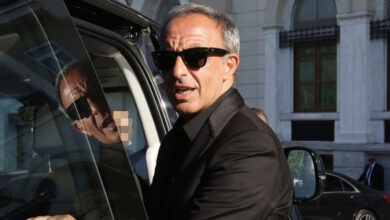 Νίκος-Αλιάγας:-«Η-ωραιότερη-φωτογραφία-και-η-πιο-σκληρή-που-έχω-βγάλει-στη-ζωή-μου-ήταν-την-ώρα-της-κηδείας-του-πατέρα-μου»