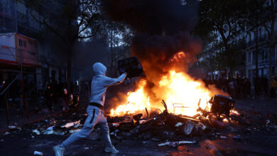 Πεδίο-μάχης-η-Γαλλία-από-τις-διαδηλώσεις:-800000-βγήκαν-στους-δρόμους-–-150-τραυματίες-αστυνομικοί,-1.200-συλλήψεις-και-τεράστιες-ζημιές