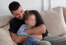 Ιωάννα-Τούνη:-Τα-παιχνίδια-του-συντρόφου-της-με-τον-γιο-της-στον-καναπέ-που-την-έκαναν-να-«λιώσει»