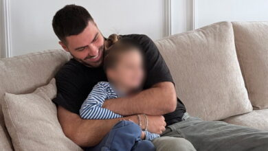 Ιωάννα-Τούνη:-Τα-παιχνίδια-του-συντρόφου-της-με-τον-γιο-της-στον-καναπέ-που-την-έκαναν-να-«λιώσει»