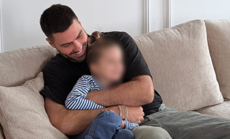Ιωάννα-Τούνη:-Τα-παιχνίδια-του-συντρόφου-της-με-τον-γιο-της-στον-καναπέ-που-την-έκαναν-να-«λιώσει»