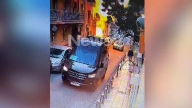 Έκρηξη-στην-Πλάκα:-Συγκλονίζει-ο-οδηγός-του-σχολικού-βαν-που-πέρασε-στο-«δευτερόλεπτο»-από-το-μοιραίο-κτίριο-–-«Σταμάτησα-να-δω-αν-είναι-καλά-τα-παιδιά»