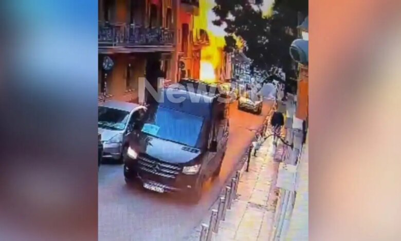 Έκρηξη-στην-Πλάκα:-Συγκλονίζει-ο-οδηγός-του-αυτοκινήτου-–-«Σοκαρίστηκα,-προσπάθησα-να-ανοίξω-την-πόρτα-για-να-βγω-έξω»