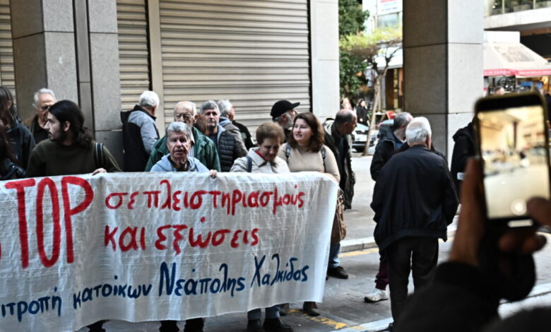 Κόκκινα-δάνεια:-Το-ΥΠΟΙΚ-απέσυρε-δυσμενή-διάταξη-για-τους-δανειολήπτες-–-«Θα-βάλουμε-τους-servicers-με-τα-δύο-πόδια-σε-ένα-παπούτσι»