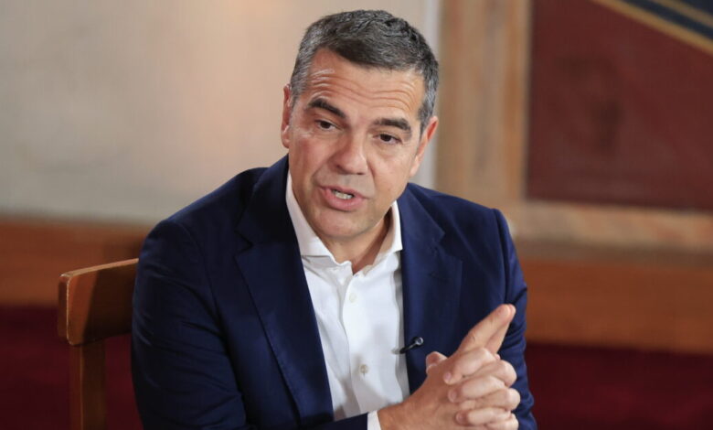 Επίθεση-Τσίπρα-κατά-Μητσοτάκη:-«Φωνάζει-ο-κλέφτης»-–-Η-κινηματογραφική-πρότασή-του-για-pizza-fan-και-Χωριάτικο