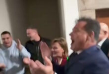 Ο-Άδωνις-Γεωργιάδης-στα-Γιάννενα-χοροπηδάει-και-τραγουδάει-«Και-Α-και-Ου-και-ΔΑΠ-ΝΔΦΚ»