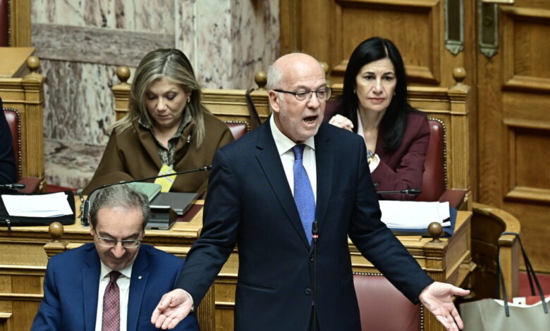 Άγρια-κόντρα-στη-Βουλή-για-τα-Τέμπη-–-Φλωρίδης:-Υπήρξε-η-απάτη-αλλά-κανένα-ξυλόλιο-–-Βελόπουλος:-Σήμερα-ξεπεράσατε-και-τον-χειρότερο-Φλωρίδη