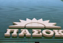 Το-ΠΑΣΟΚ-ζητά-την-απομάκρυνση-Μπεκίρη-από-το-γραφείο-του-πρωθυπουργού:-«Ο-Μαρινάκης-απέφυγε-να-τον-υπερασπιστεί»