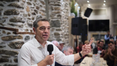 Αλέξης-Τσίπρας:-«Παραγωγή-ή-πελατειακό-δίκτυο-γαλάζιων-ακρίδων;»
