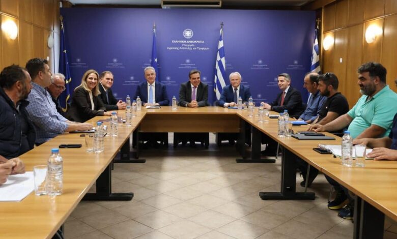 Συνάντηση-Σχοινά-με-Θεσσαλούς-αγρότες-για-ΟΣΔΕ,-πληρωμές-και-κτηνοτροφία-–-Τι-ειπώθηκε